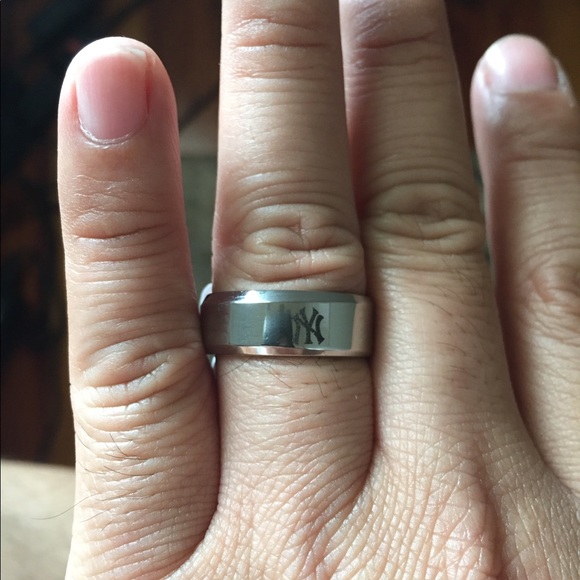 Silver New York Yankees Ring - Picture 5 of 5